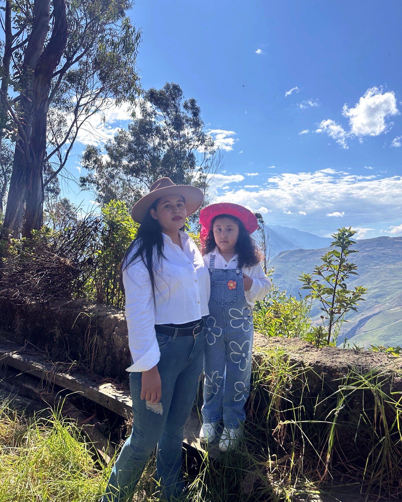 Mavila junto a su hija en un paisaje natural