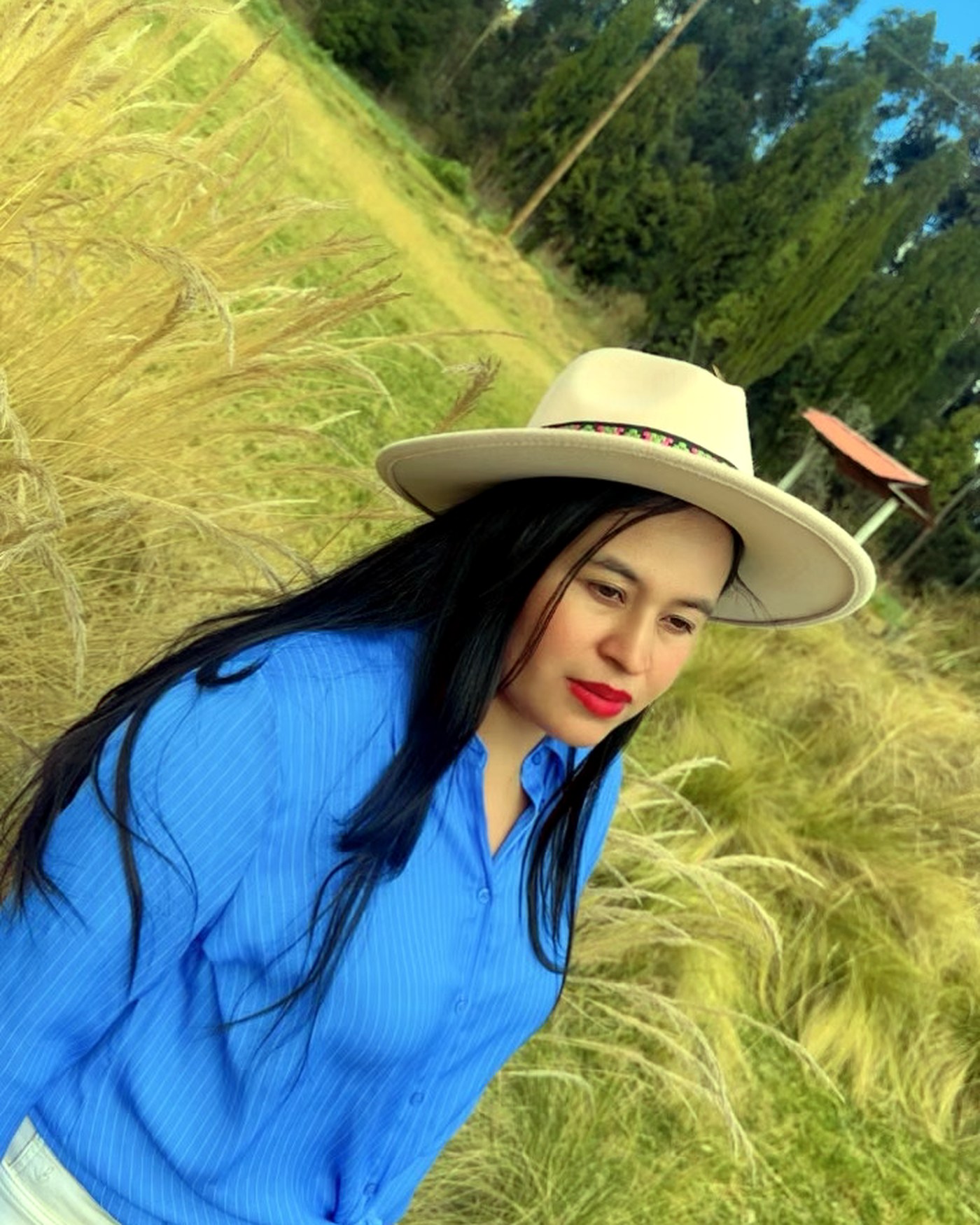Mavila sentada en un paisaje natural