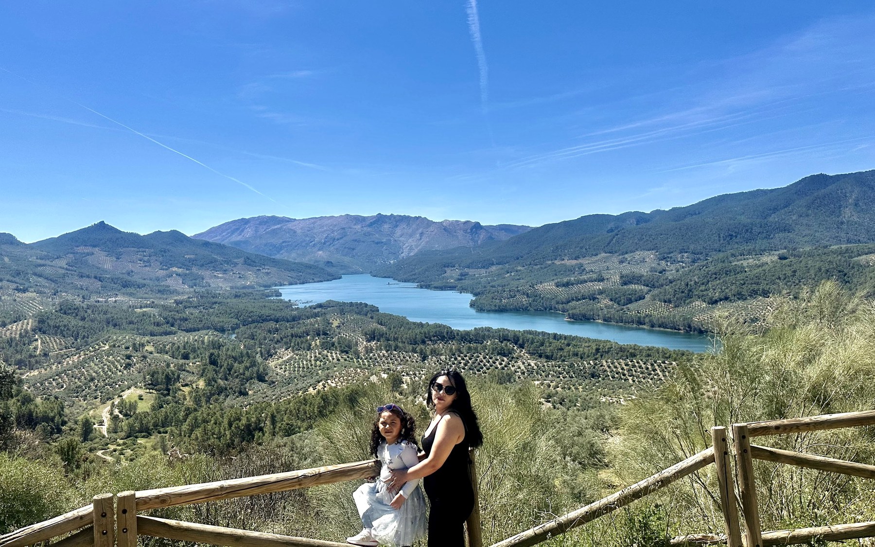 Mavila con su hija en un mirador natural