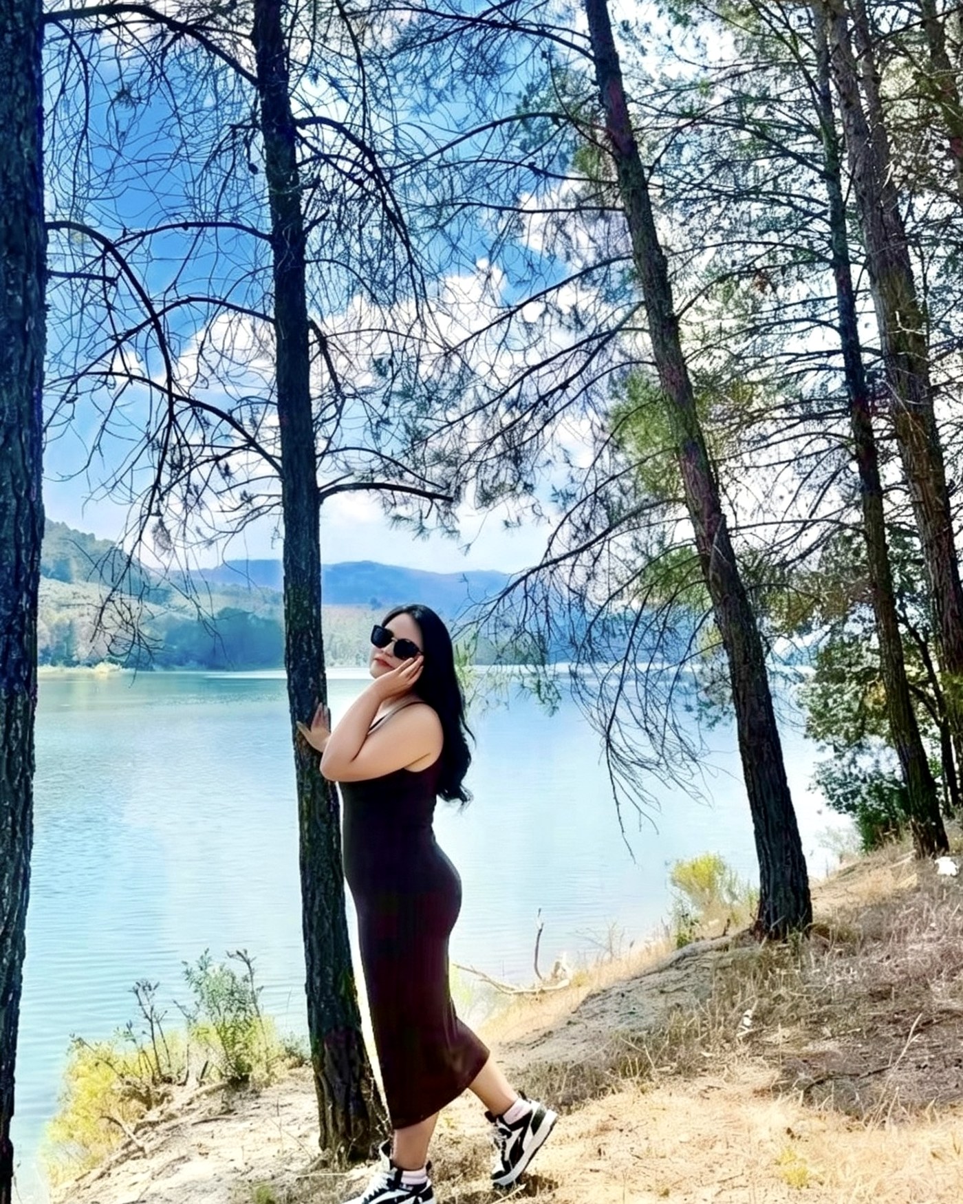 Mavila en un paisaje natural junto al lago